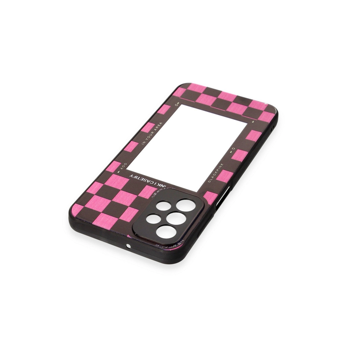 Pembe dama tahtası desenli ve kamera açıklığı olan siyah telefon kılıfı.