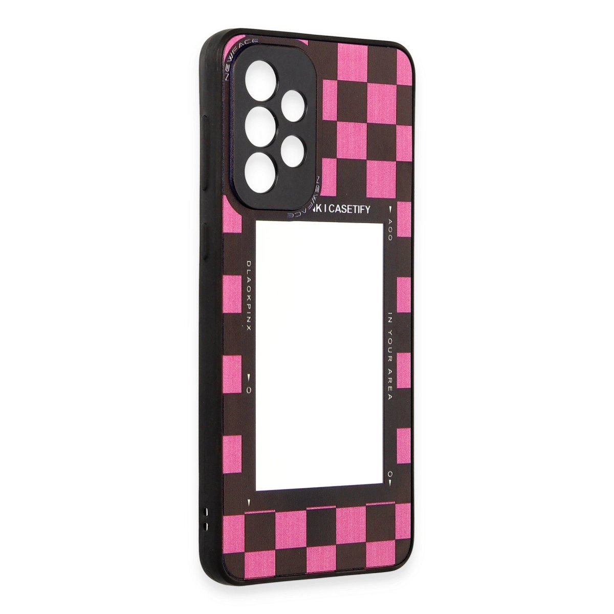 Pembe kareli desene ve kamera kesiğine sahip siyah telefon kılıfı.