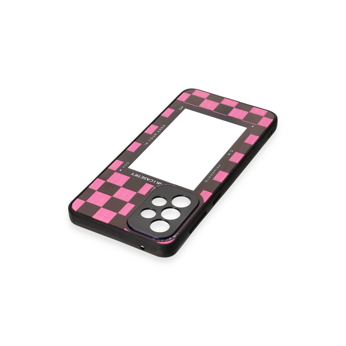 Pembe ve kahverengi damalı desenli, beyaz dikdörtgenli ve kamera kesimli telefon kılıfı.