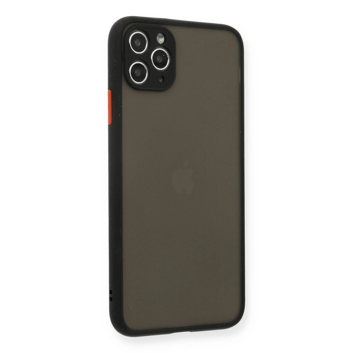 Üç kameralı siyah kılıflı koyu renkli iPhone. Turuncu düğme görünüyor.