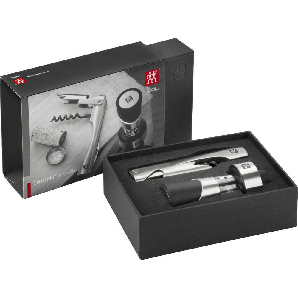 Ein silberner Korkenzieher und ein Flaschenverschluss in schwarzer Geschenkbox.
