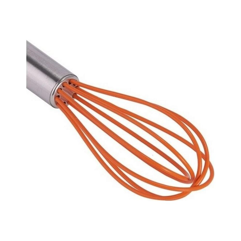 Ein orangefarbener Schneebesen mit einem Edelstahlgriff, isoliert auf weißem Hintergrund.