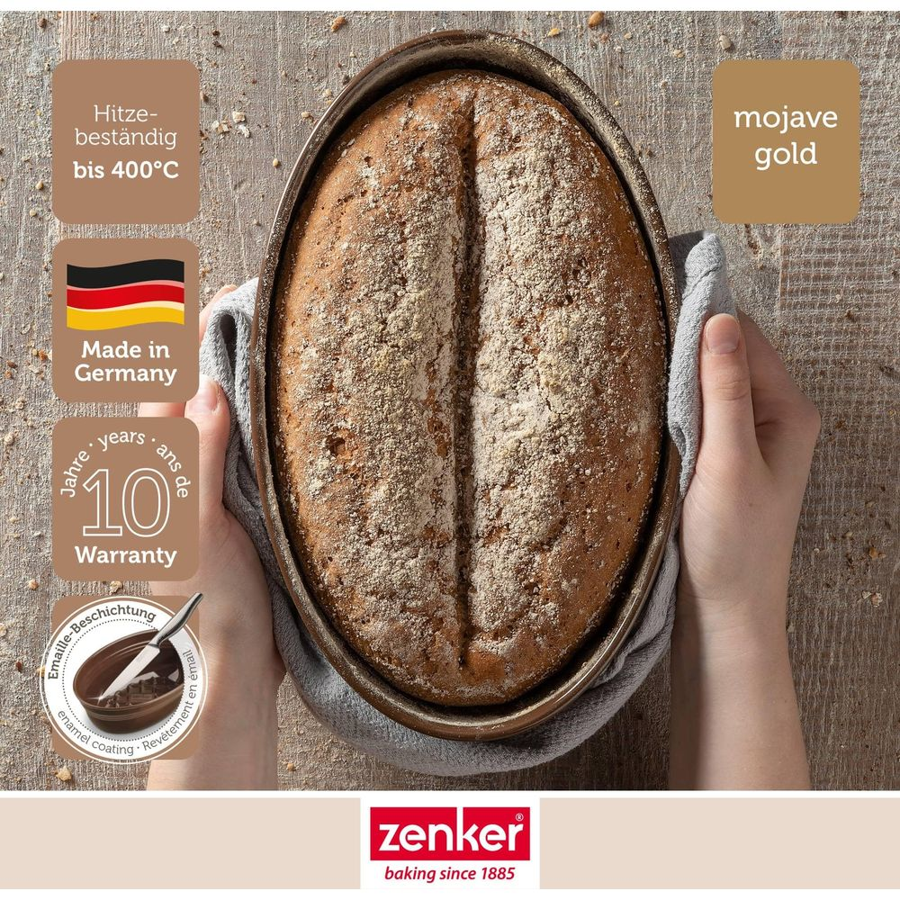 Ein goldbraunes Brot in einer braunen Backform, gehalten von Händen.