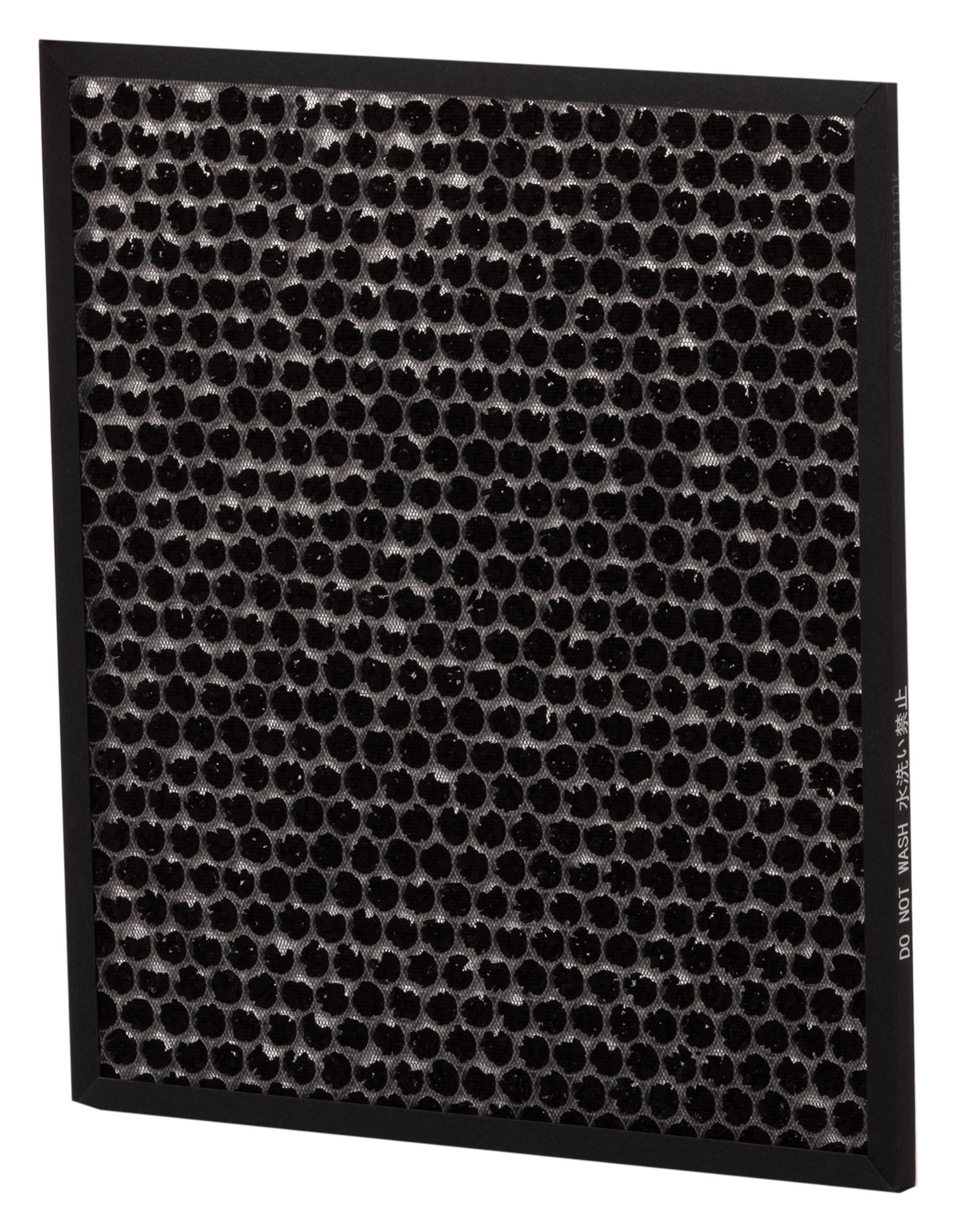 Un filtro a carboni attivi nero con struttura a nido d'ape su sfondo bianco.