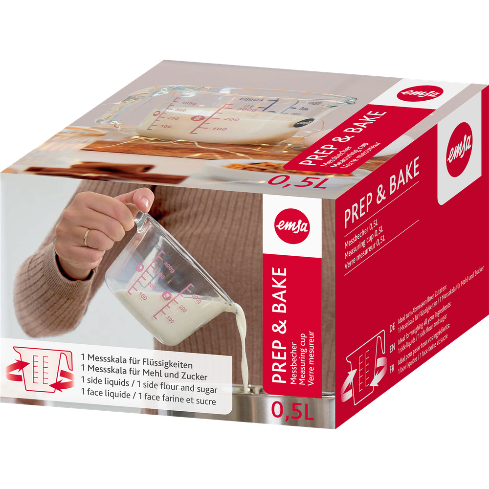 Eine Hand gießt Flüssigkeit aus einem Messbecher in eine Schüssel. Verpackung im Hintergrund.