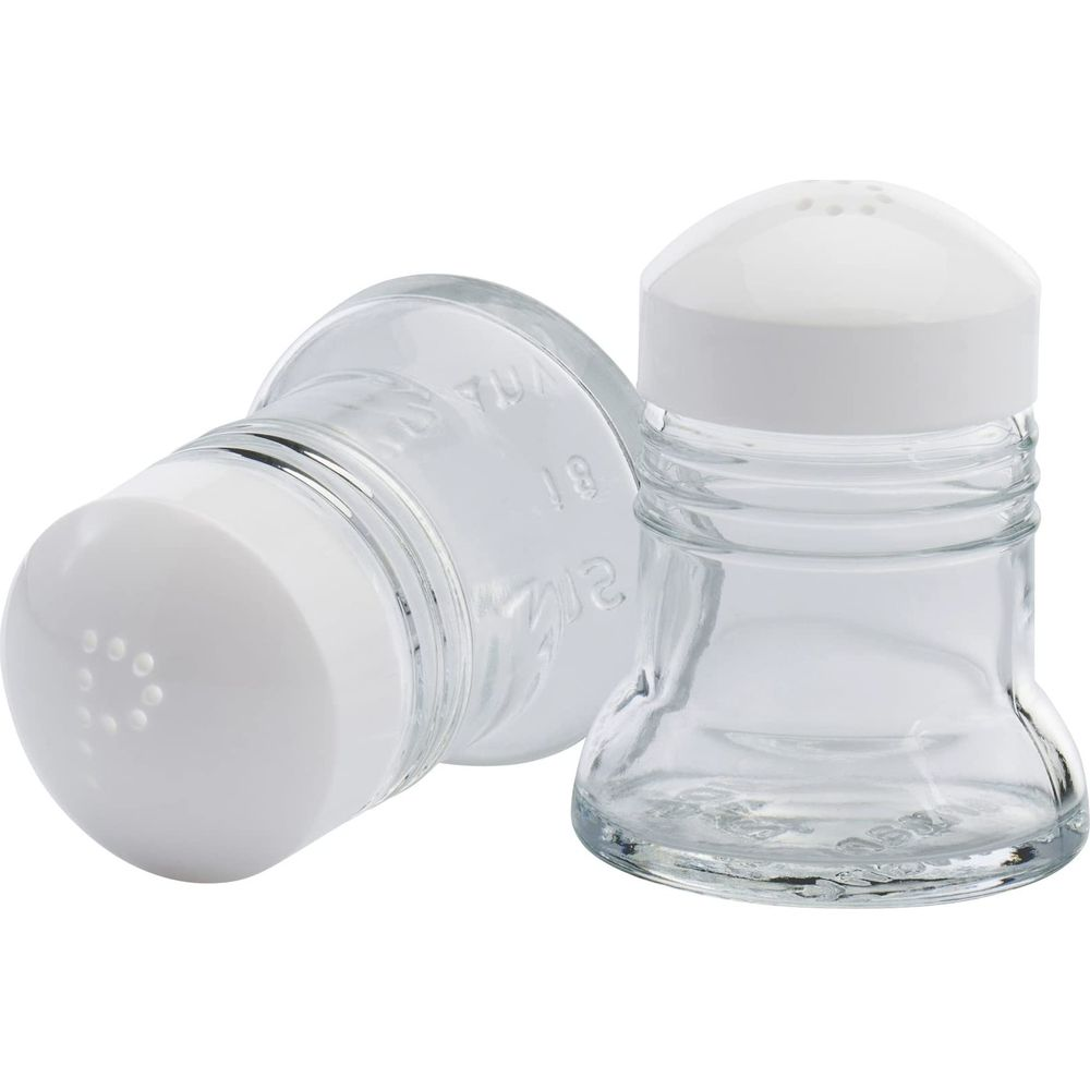 Zwei leere Glas-Streuer mit weißen Deckeln, ein liegend, ein stehend.