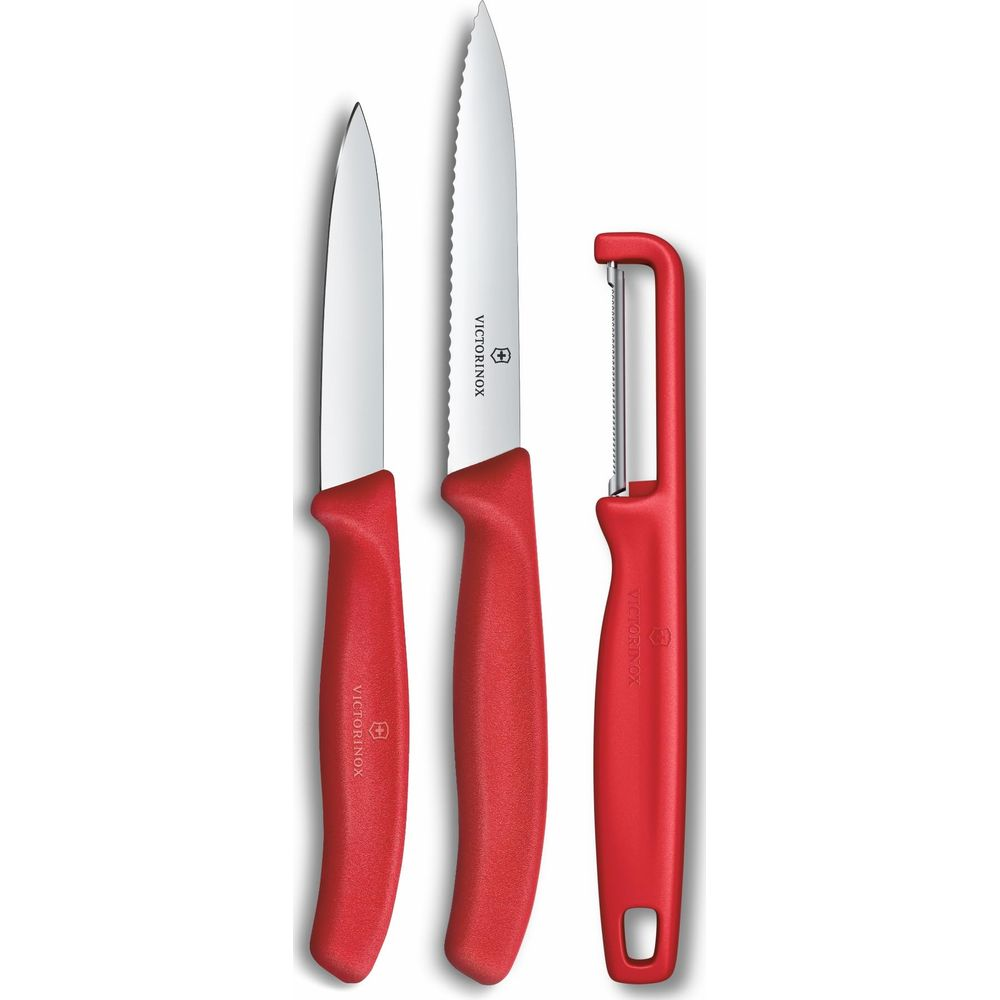 Drei rote Victorinox Küchenutensilien: zwei Messer und ein Sparschäler.