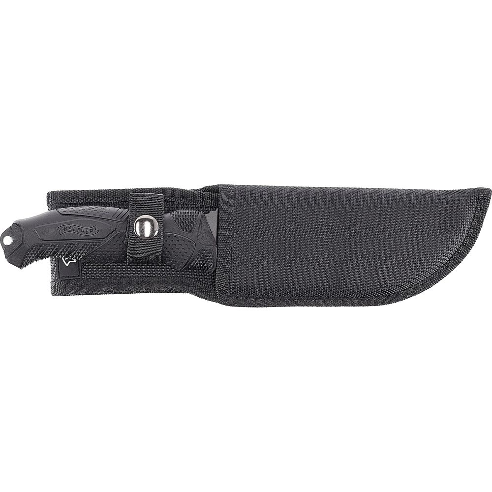 Ein schwarzes Messer mit Scheide, das auf weißem Hintergrund liegt.