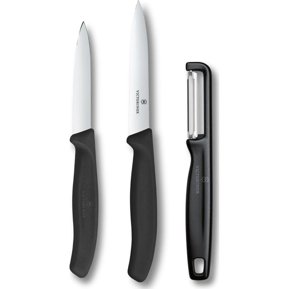 Zwei Victorinox-Messer und ein Sparschäler auf weißem Hintergrund.
