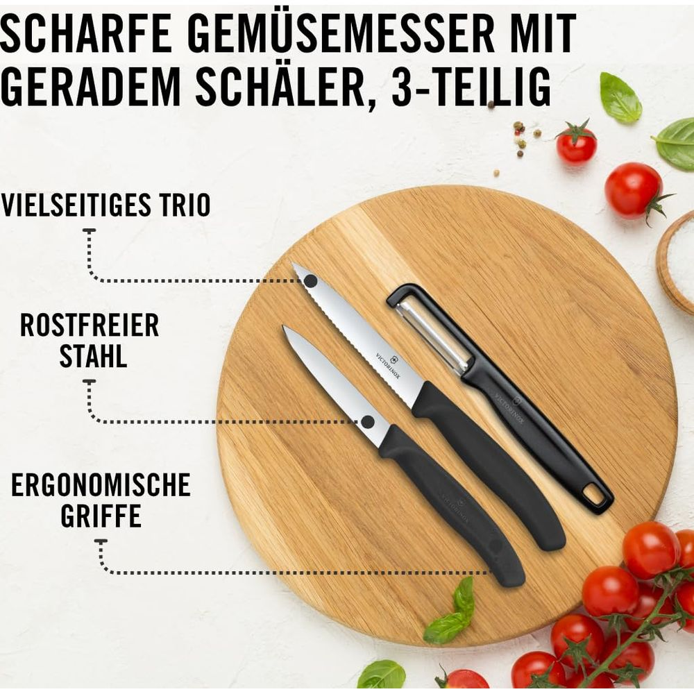 Drei scharfe Victorinox Gemüsemesser und ein Sparschäler auf einem Holzbrett.