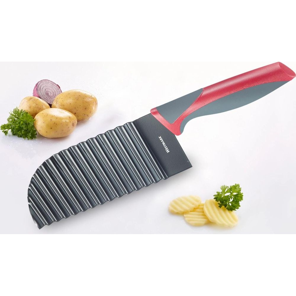 Couteau ondulé avec pommes de terre, oignons et persil.