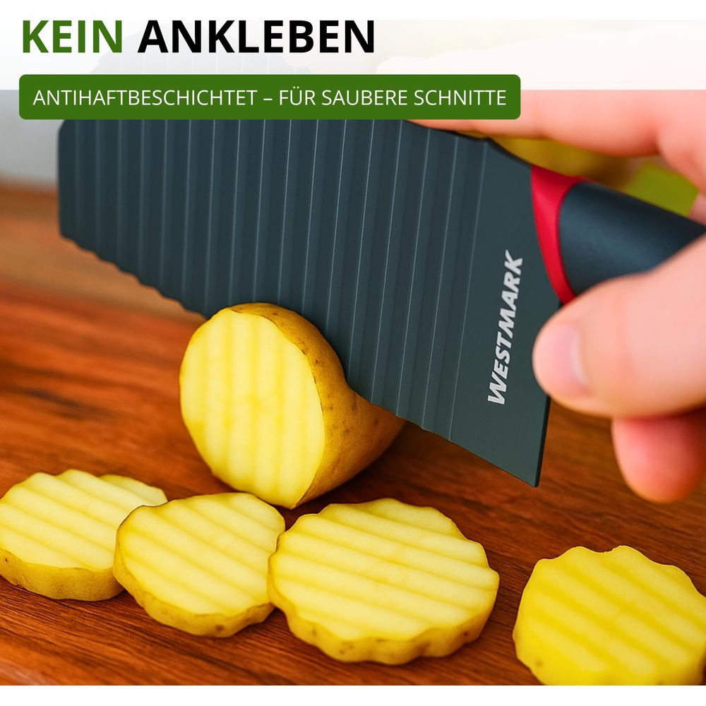 Un couteau tranche des pommes de terre en fines rondelles sur une planche en bois.