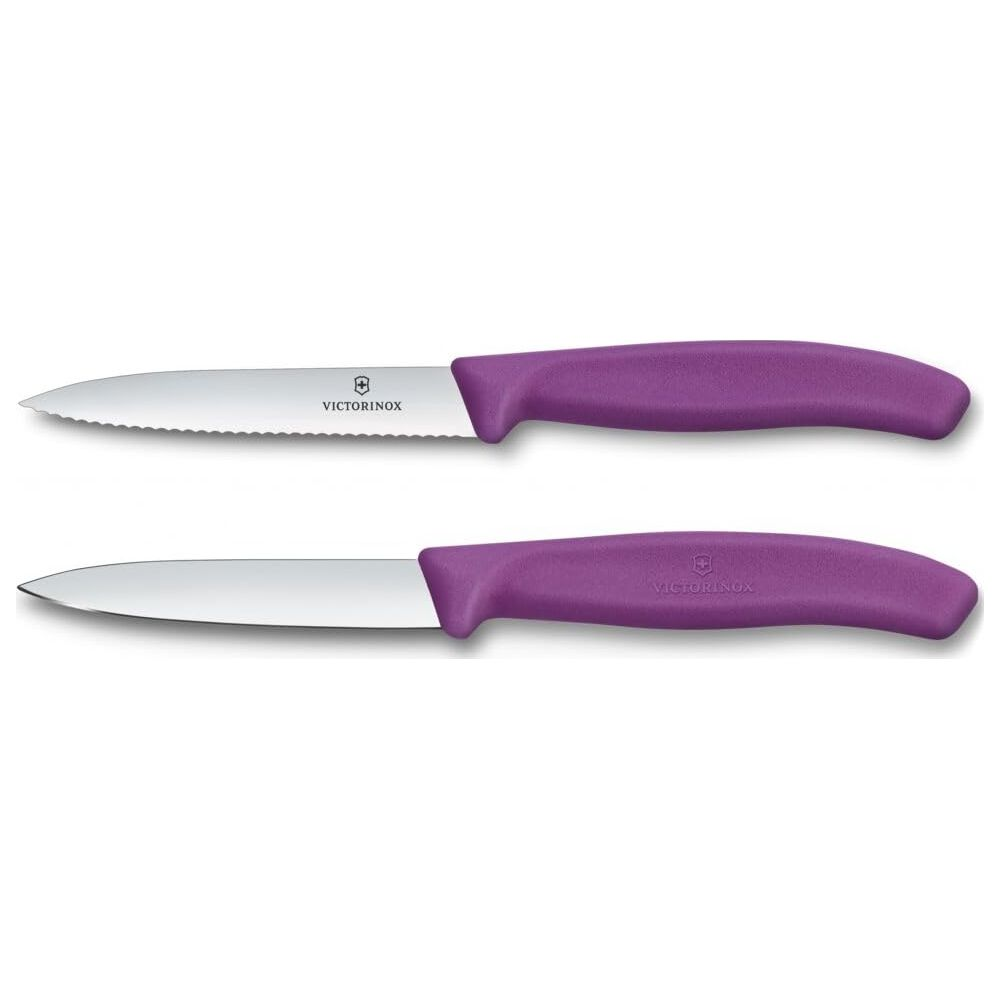Zwei Victorinox Messer mit lila Griffen, eines gezahnt, eines glatt.