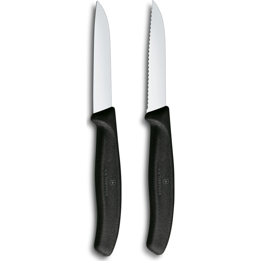 Zwei Victorinox Messer mit schwarzen Griffen, eins glatt, eins gezahnt.