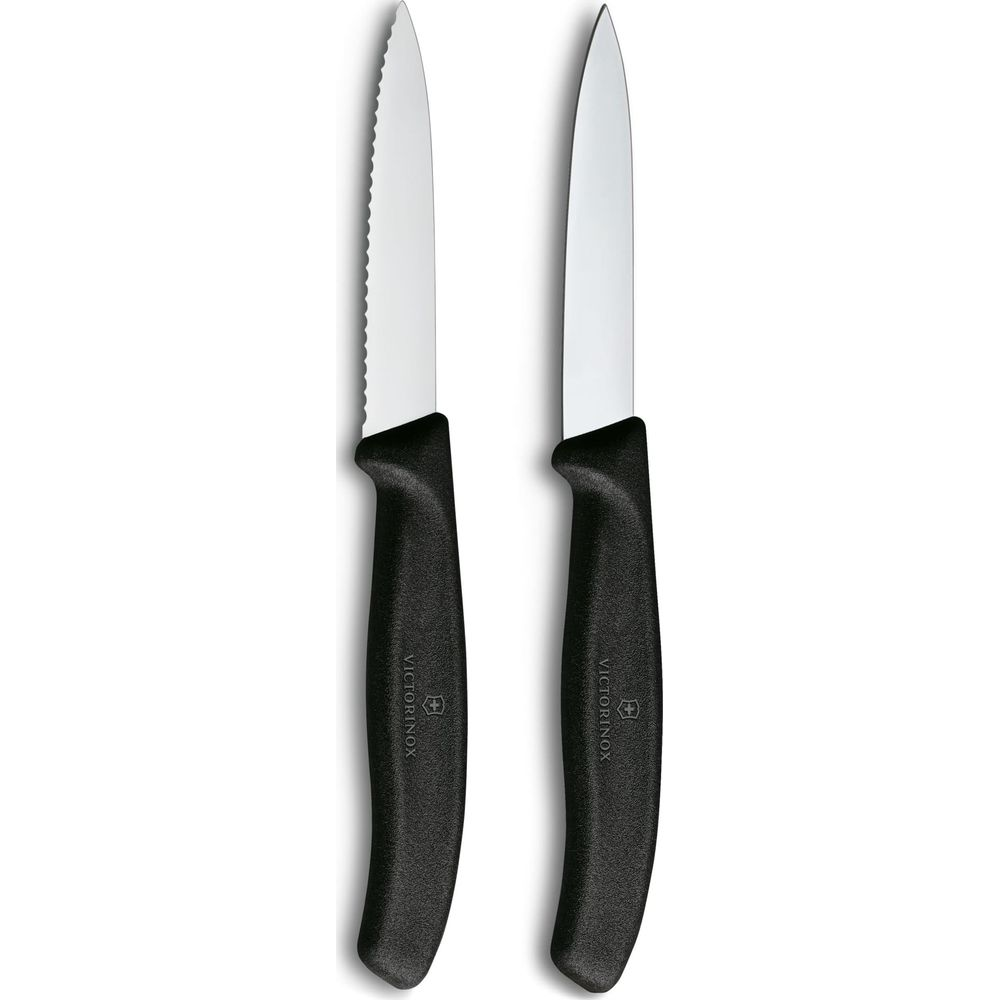 Zwei Victorinox-Messer mit schwarzen Griffen, eines gezahnt, eines glatt.