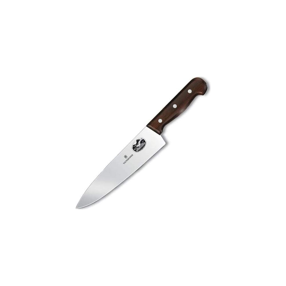 Un coltello da chef con lama argentata e manico in legno marrone è posizionato diagonalmente.