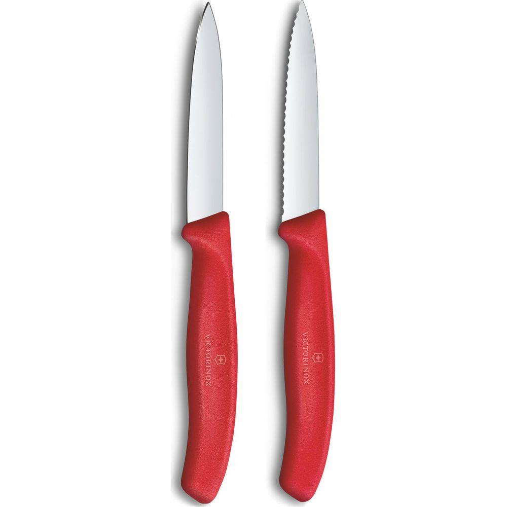 Zwei rote Victorinox-Messer, eines glatt, eines gezackt, nebeneinander.