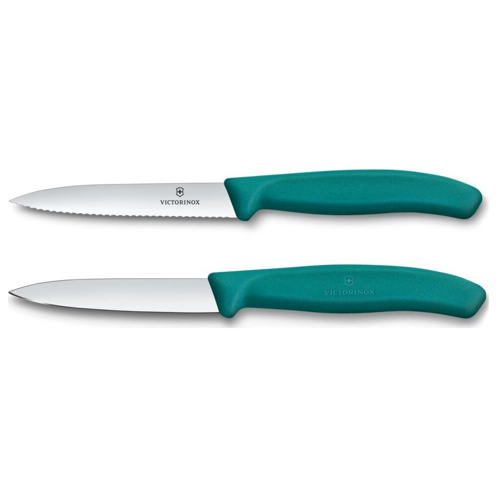 Due coltelli Victorinox con manici verde acqua. Uno ha lama seghettata, l'altro lama liscia.