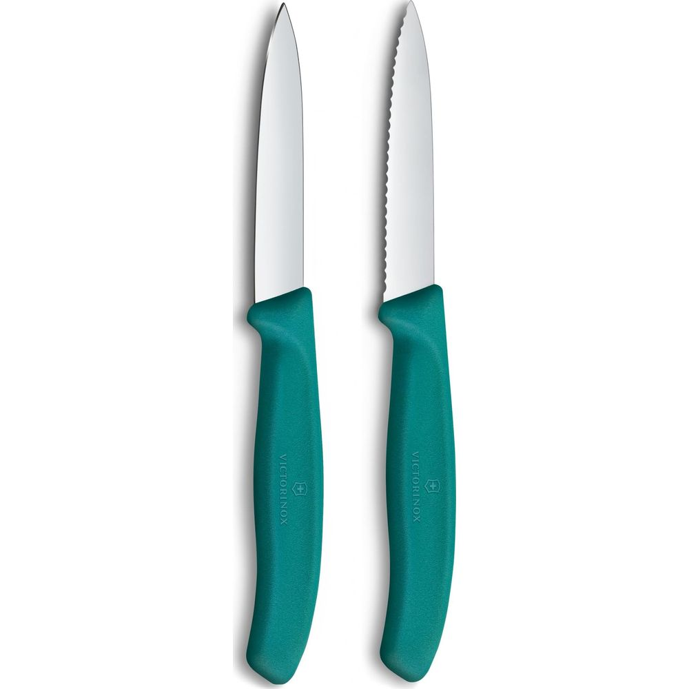 Deux couteaux Victorinox à manches turquoise, un lisse, un dentelé.