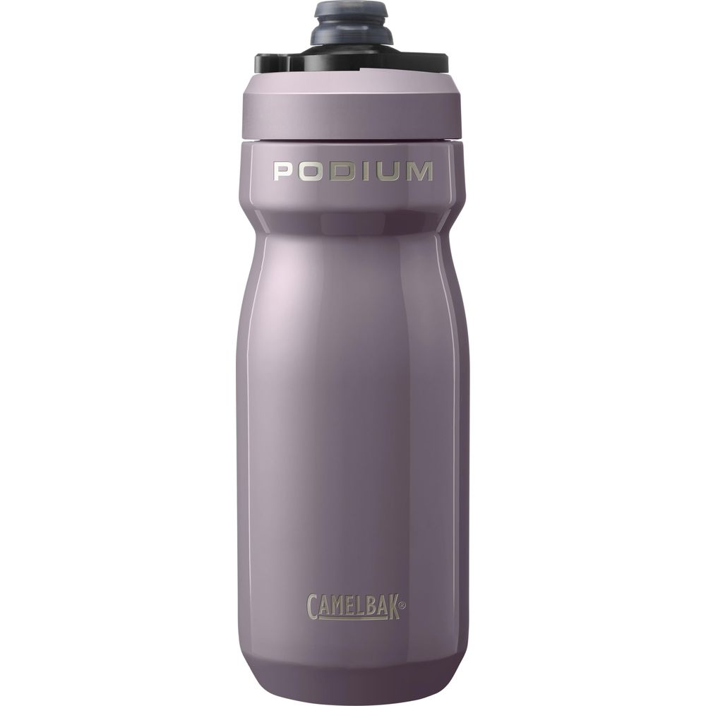 Eine lila Camelbak Podium Wasserflasche mit silbernem Logo und Deckel.