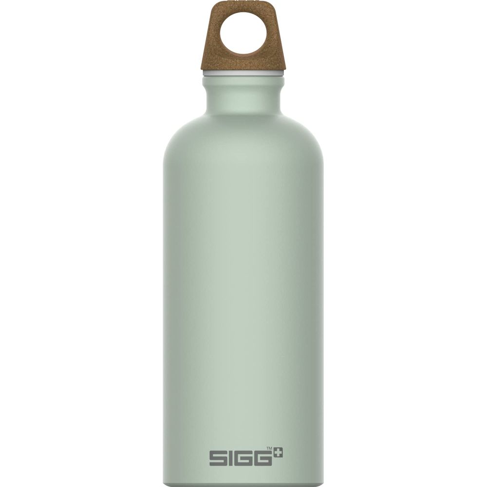 Eine hellgrüne SIGG-Flasche mit braunem Korkdeckel und Henkel.