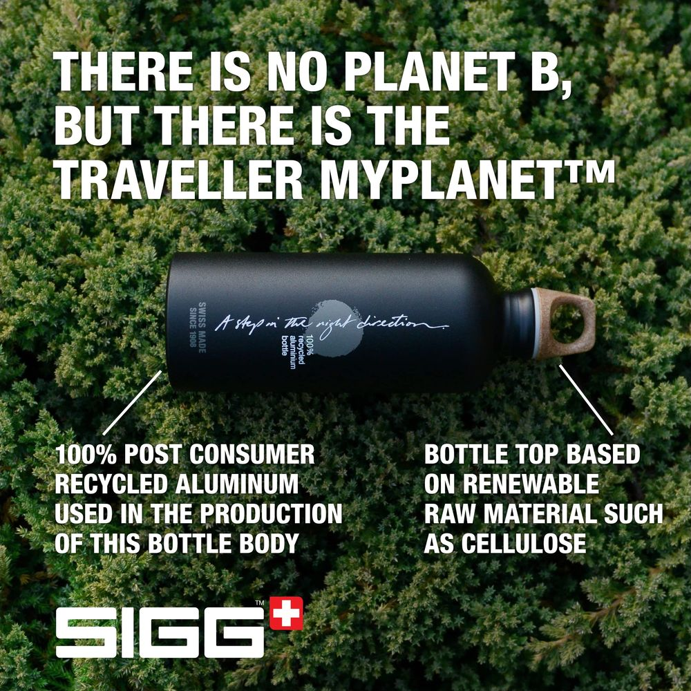 Schwarze Trinkflasche aus recyceltem Aluminium auf Moos. Text über Nachhaltigkeit.
