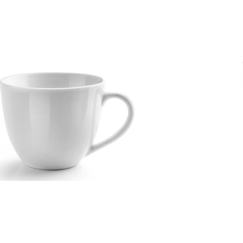 Eine weiße Teetasse mit Henkel auf weißem Hintergrund.