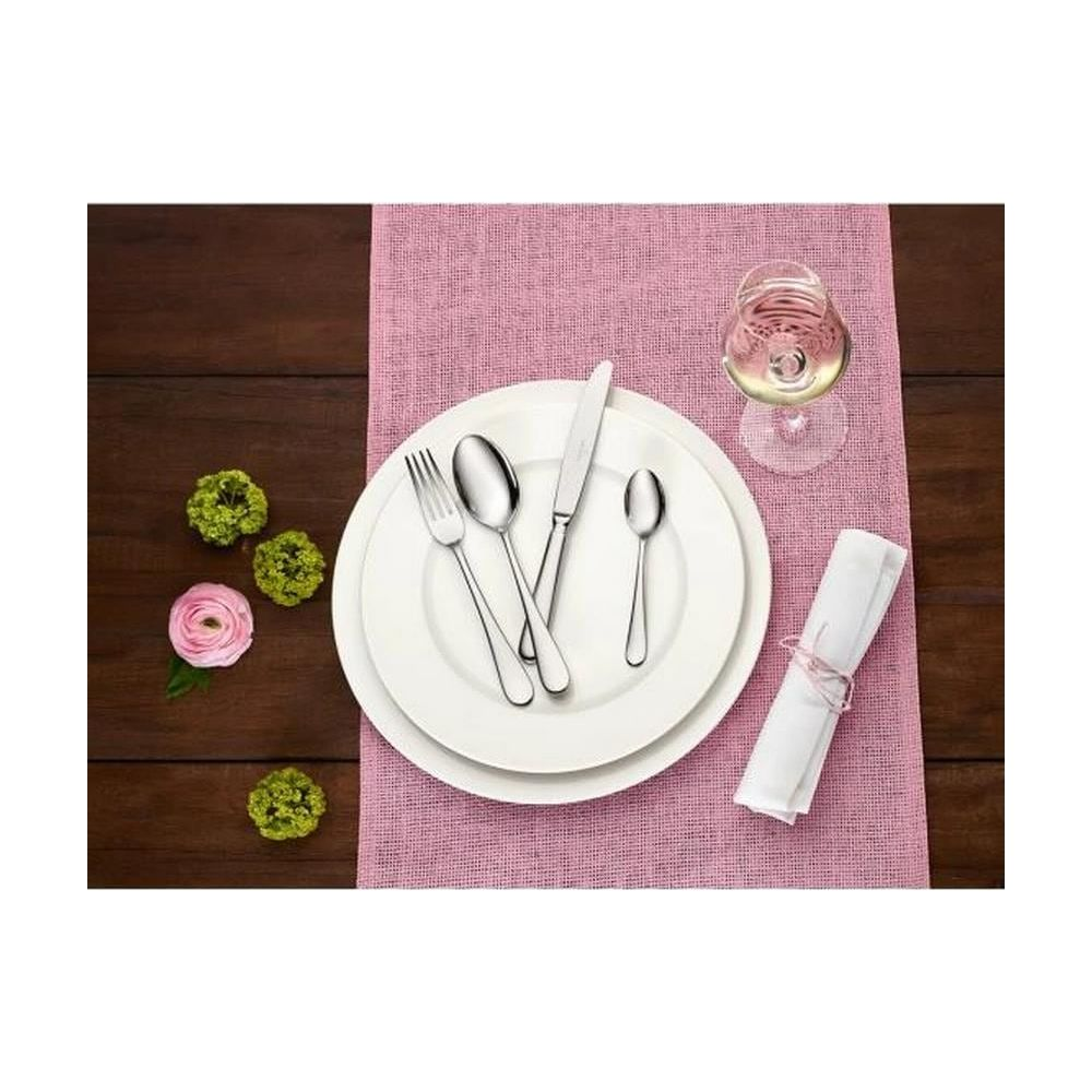 Eine gedeckte Tafel mit rosa Läufer, Geschirr, Besteck, Weinglas und Blumen.