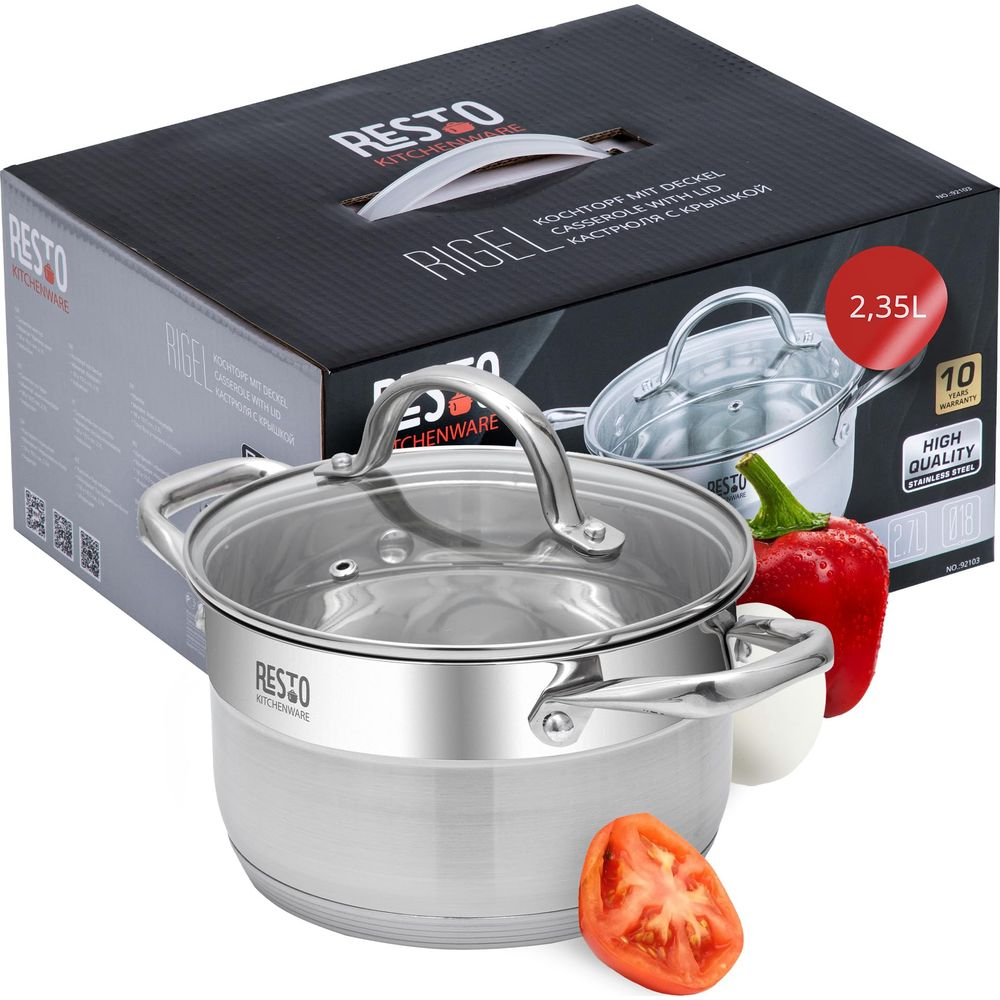 Casserole en acier inoxydable avec couvercle en verre et poignées, à côté de poivron, oignon et tomate.