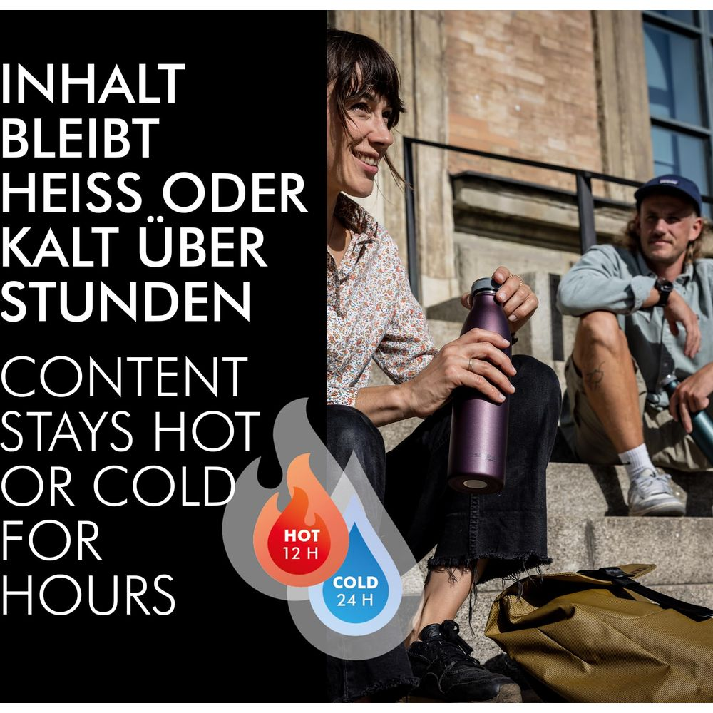 Zwei Personen sitzen auf Treppen mit einer Thermoskanne. Heiß 12h, Kalt 24h.