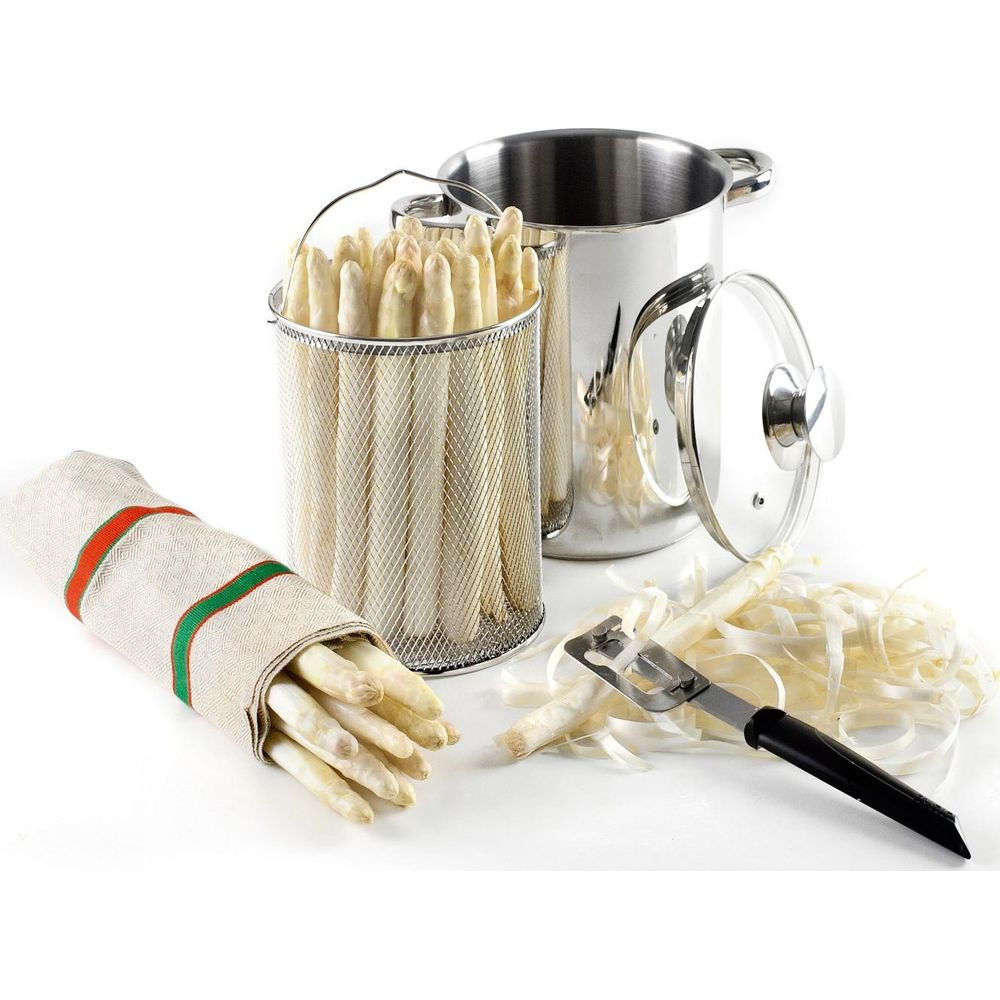 Asperges blanches dans un panier en métal avec une casserole, un économe.