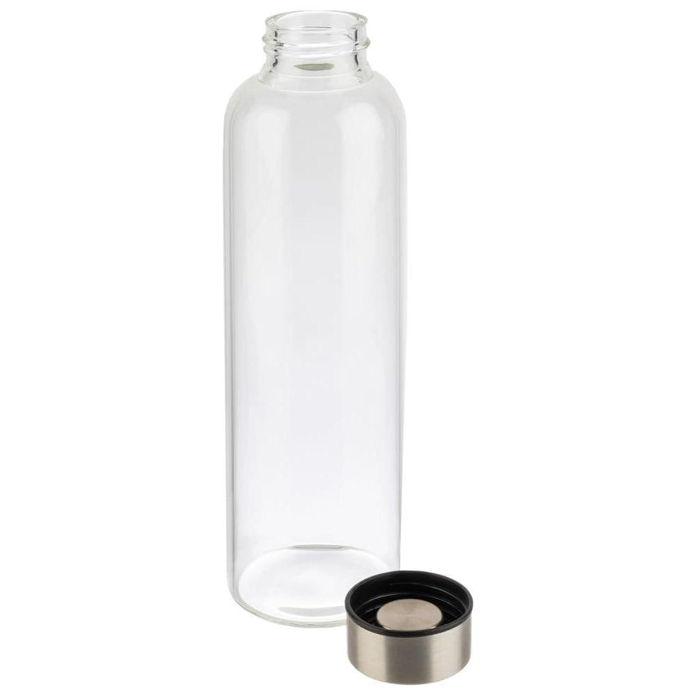Eine leere, durchsichtige Glasflasche mit einem silbernen und schwarzen Deckel daneben.