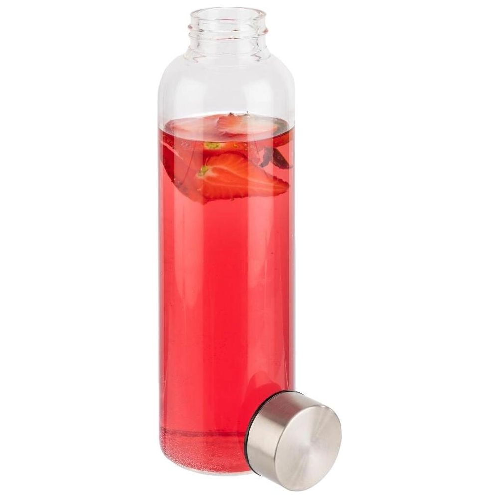 Eine Glasflasche mit rotem Getränk und Erdbeerstücken, der Deckel liegt daneben.