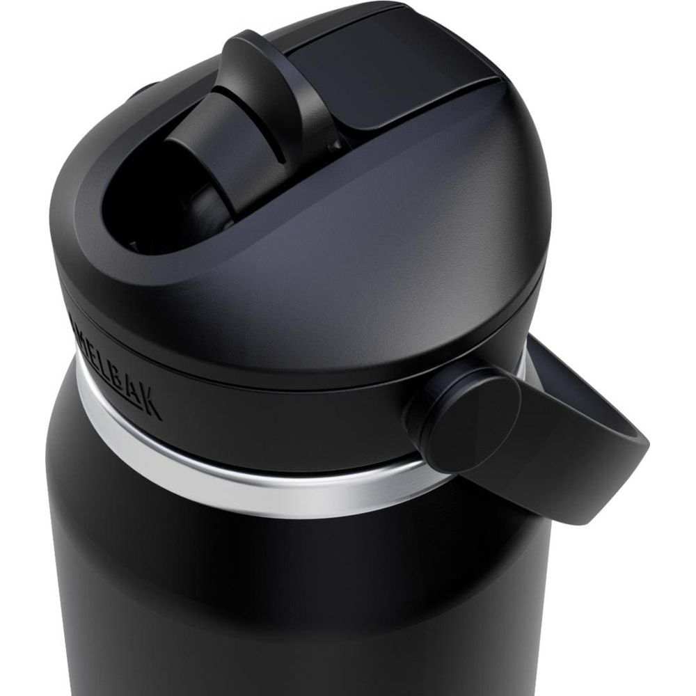 Schwarzer Camelbak-Becher mit silbernem Ring und Klappdeckel mit Trinkhalm.