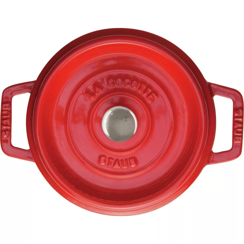 Couvercle de cocotte rouge avec poignées et texte en relief.