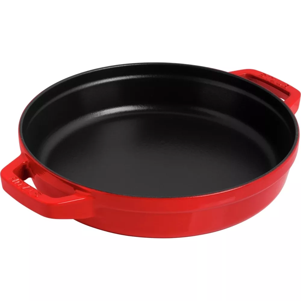 Poêle rouge en fonte avec intérieur noir et deux poignées.