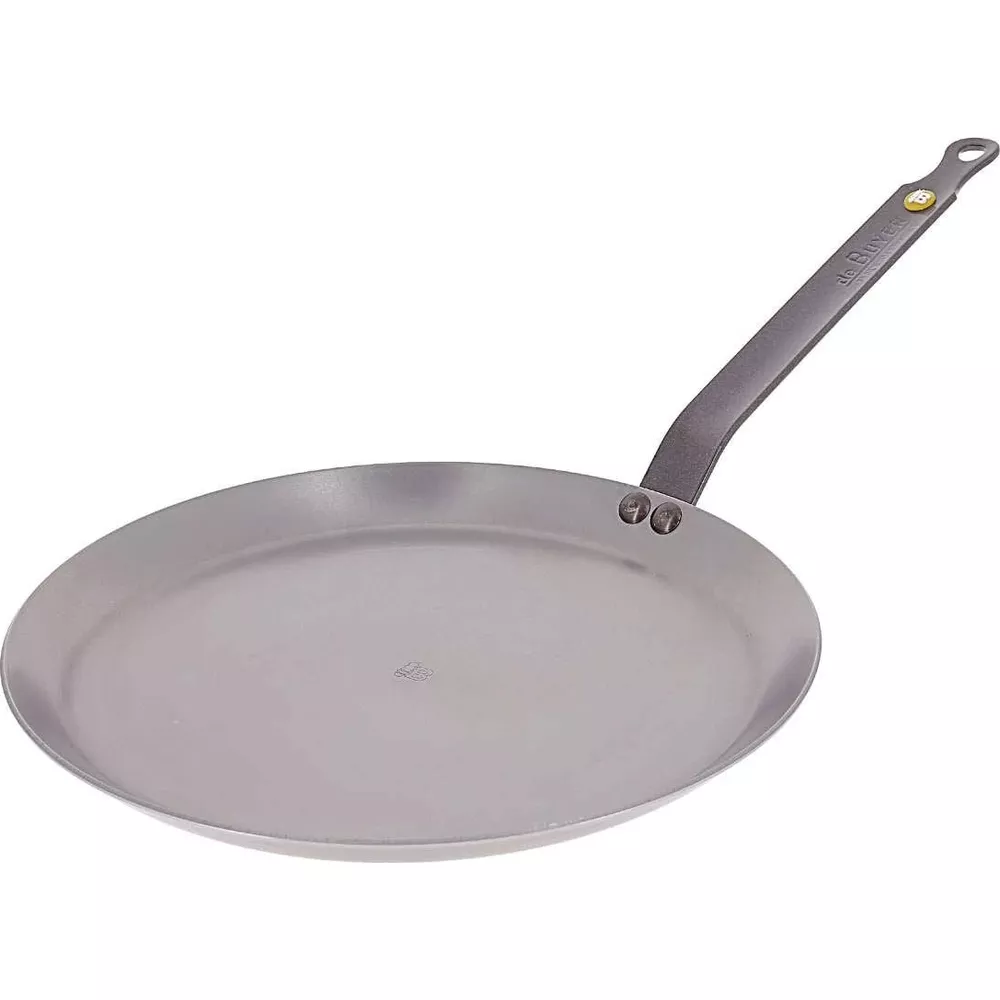 Eine graue Metallpfanne mit langem Griff, auf weißem Hintergrund.