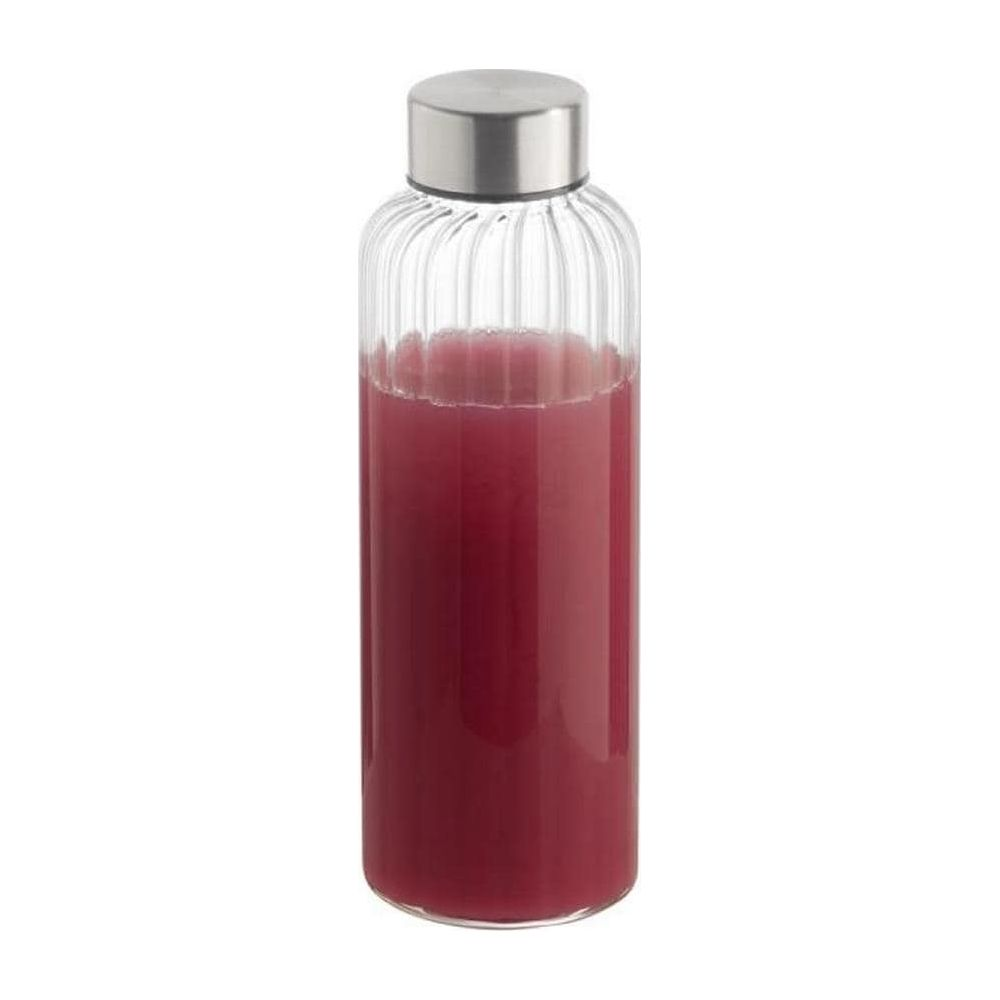 Glasflasche mit silbernem Deckel, gefüllt mit rotem Saft.