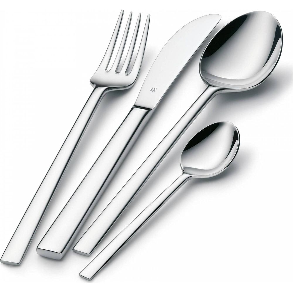 Un set lucido di forchetta, coltello e due cucchiai su sfondo bianco.