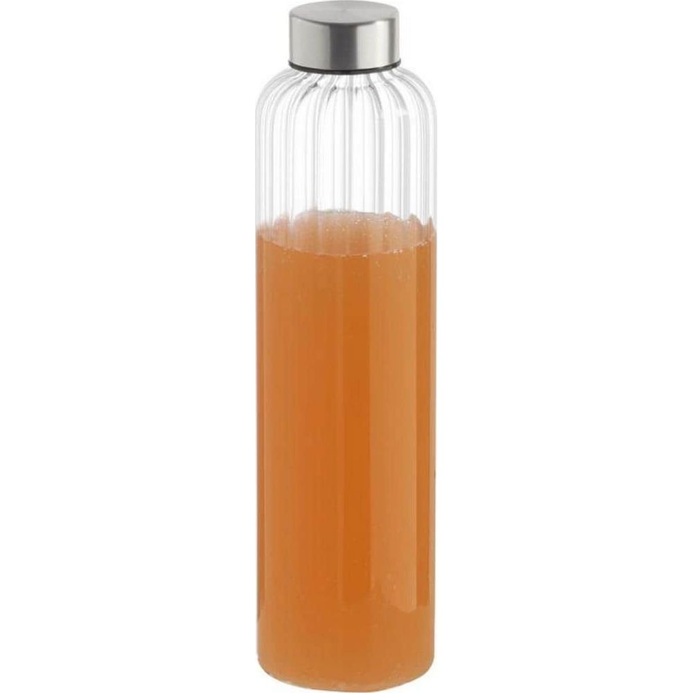 Eine durchsichtige Glasflasche mit geripptem Design, gefüllt mit bernsteinfarbenem Saft und silbernem Deckel.