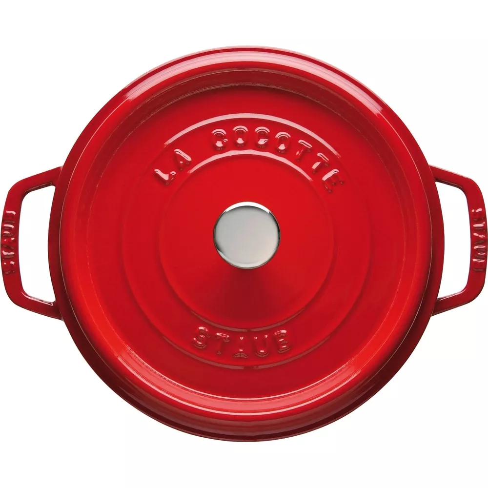Cocotte rouge en fonte, vue de dessus. Poignées et inscription 