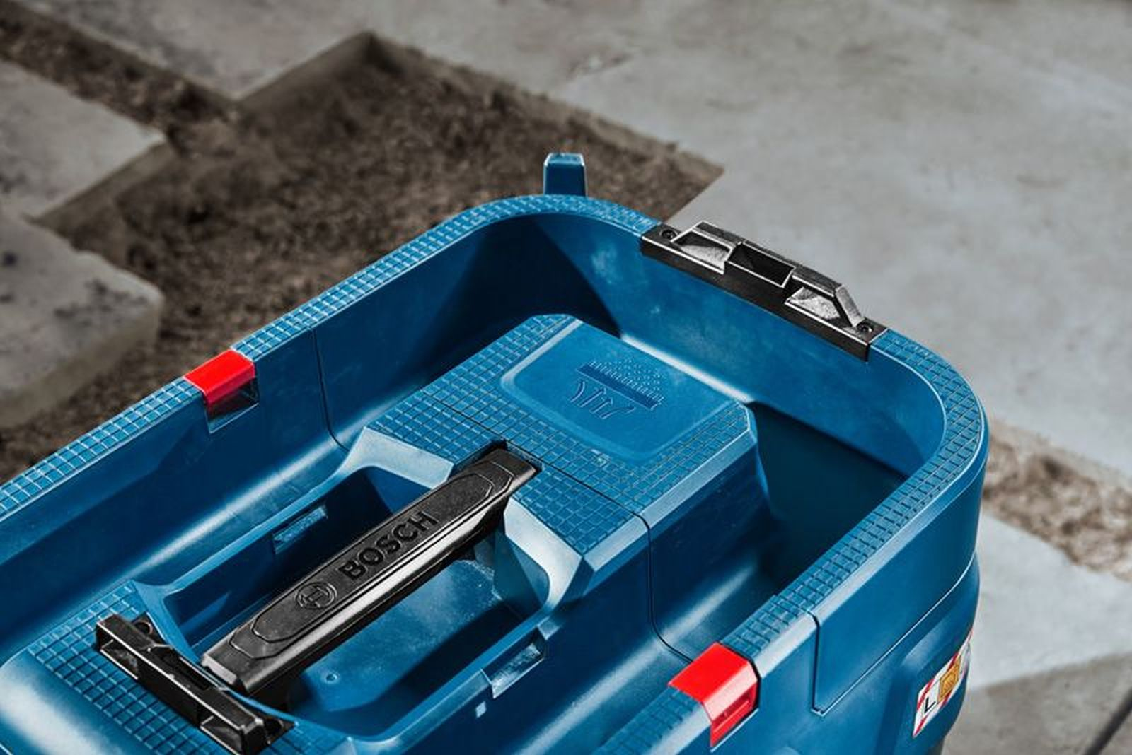 Blauer Bosch-Werkzeugkasten mit schwarzem Griff und roter Verriegelung.