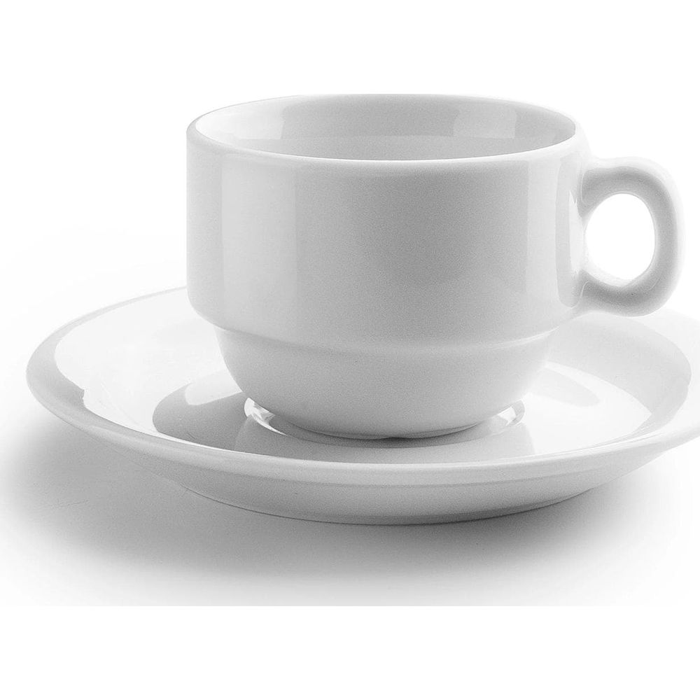 Eine weiße Espressotasse steht auf einer Untertasse.