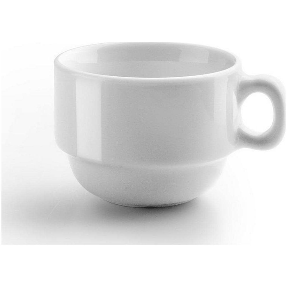 Eine weiße Keramiktasse mit Henkel steht auf einem weißen Hintergrund.