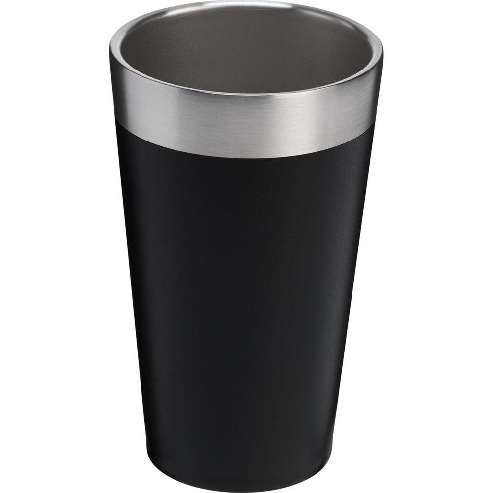 Un vaso negro con borde plateado sobre fondo blanco.