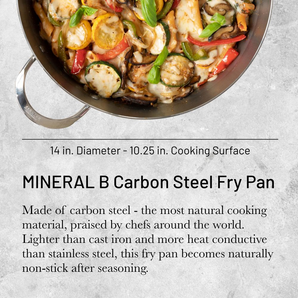 Eine Pfanne aus Mineral B Karbonstahl gefüllt mit geröstetem Gemüse und Käse.