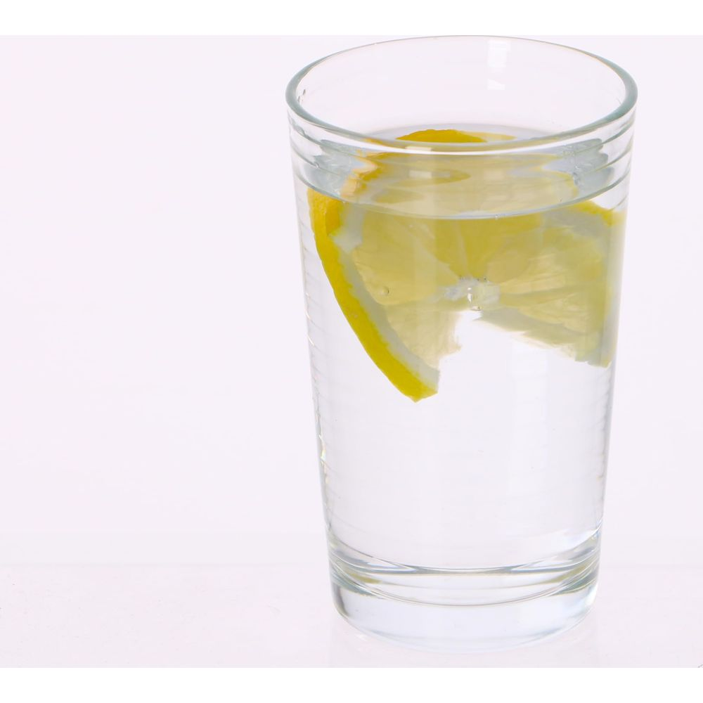 Ein Glas Wasser mit zwei Zitronenscheiben.
