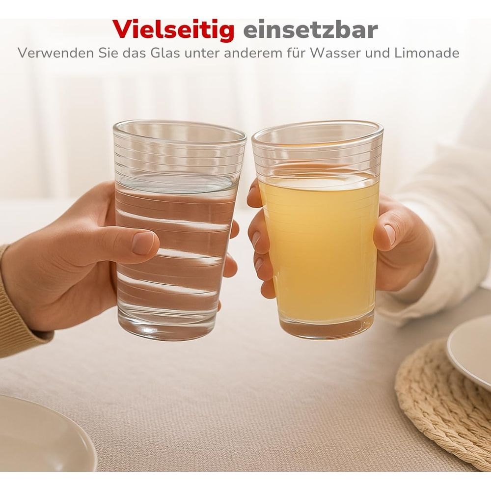 Zwei Hände halten Gläser mit Getränken auf einem Tisch.