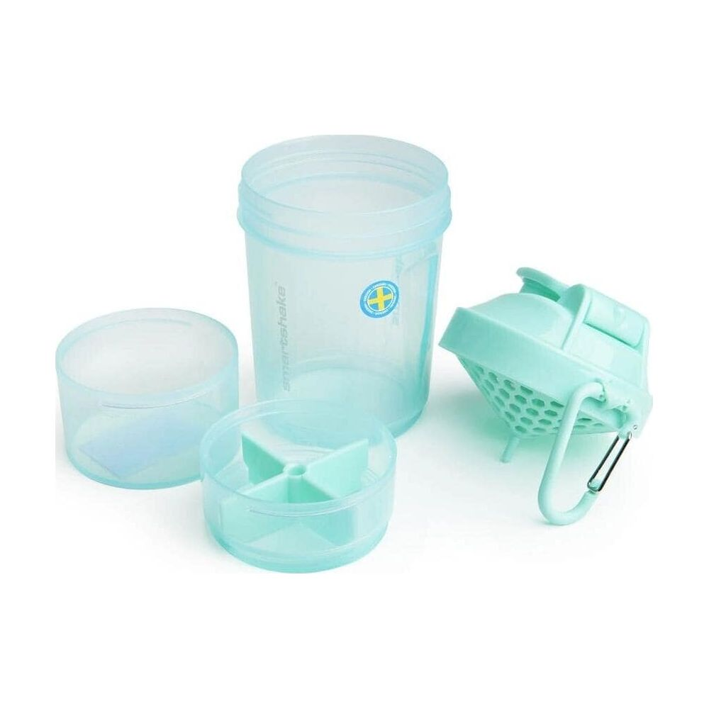 Uno shaker blu con coperchi e un accessorio miscelatore.