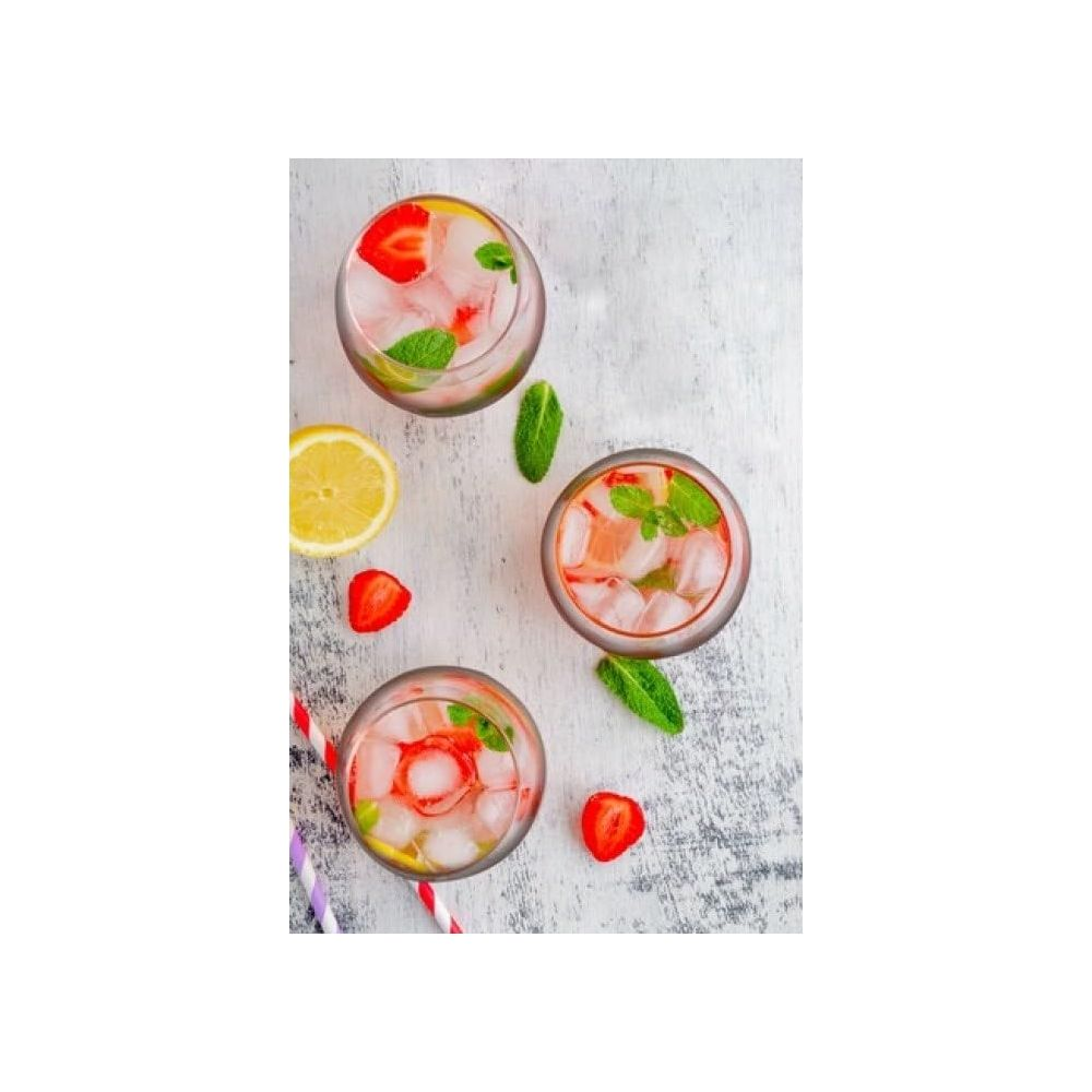 Drei Gläser mit Erdbeer-Minz-Getränk, Eiswürfeln, Zitronenscheiben und Erdbeeren.